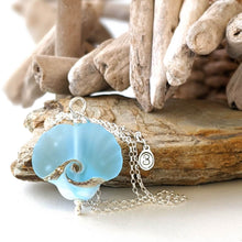 Load image into Gallery viewer, Sea Breeze Shell Pendant